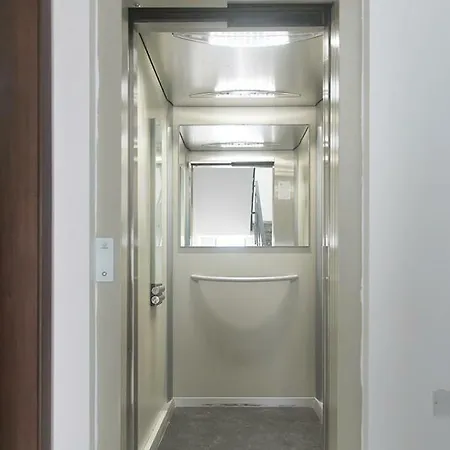 Claire's Court Apartment *